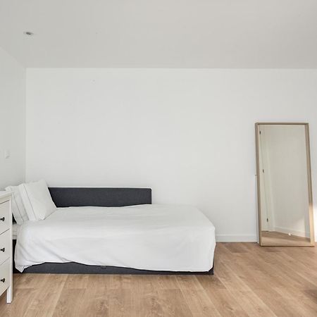 Joivy Minimalistic Apt W Patio In Principe Real Lisbona Esterno foto