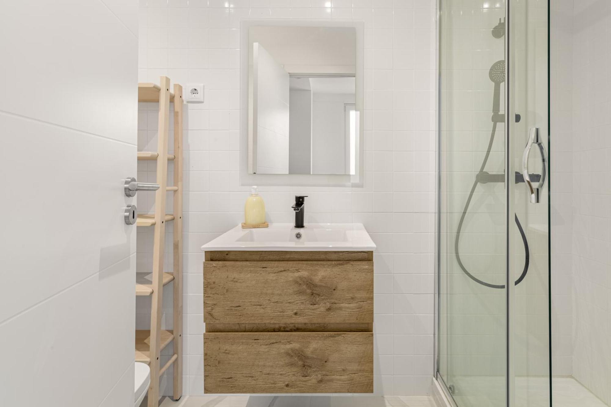 Joivy Minimalistic Apt W Patio In Principe Real Lisbona Esterno foto